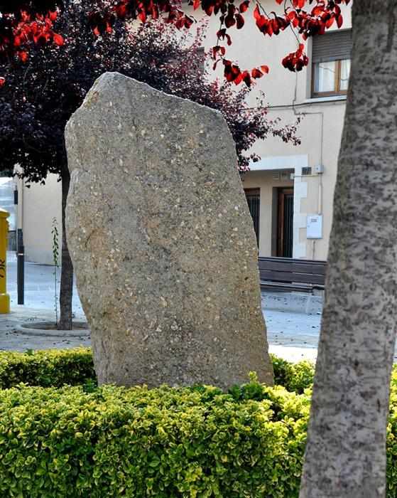 Menhir la Pedra Llarga a Palau-solità i Plegamans