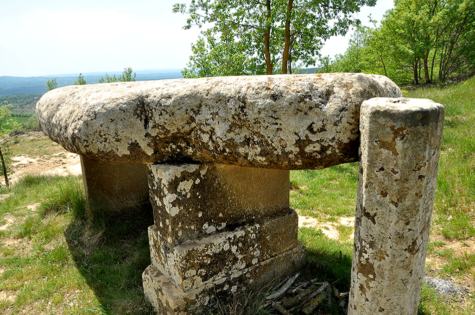 Dolmen del Roc de la Mare de Déu al Santuari del Miracle ***