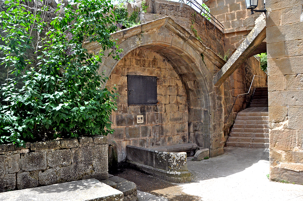 Plaça del Santuari del Miracle ***