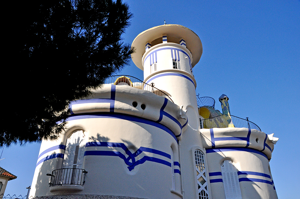 Torre de la Creu o dels Ous al Passeig Canàlies de Sant Joan Despí ***
