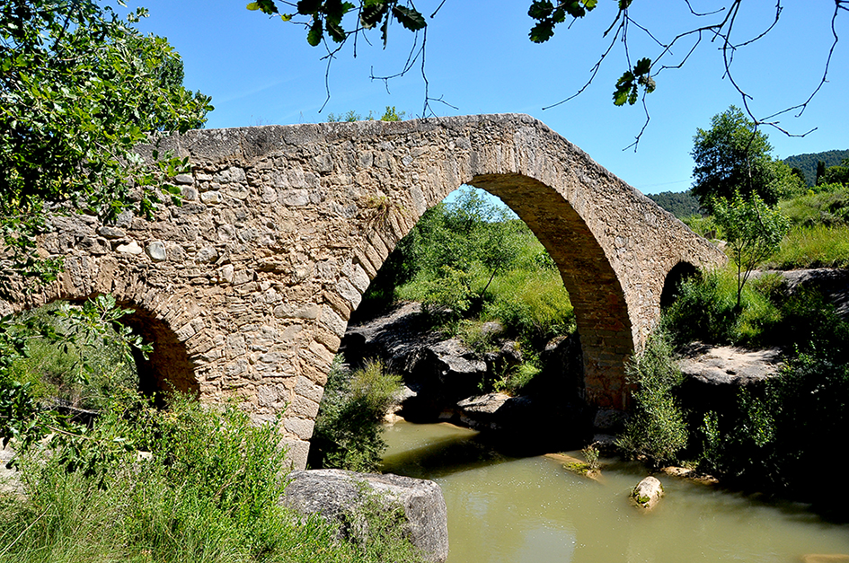 Pont medieval sobre la riera de Merlès a Santa Maria de Merlès ***