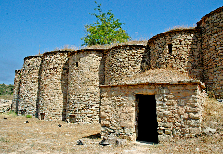 Casa de les 7 tines o dels Tres Salts del Llobregat al terme de Talamanca