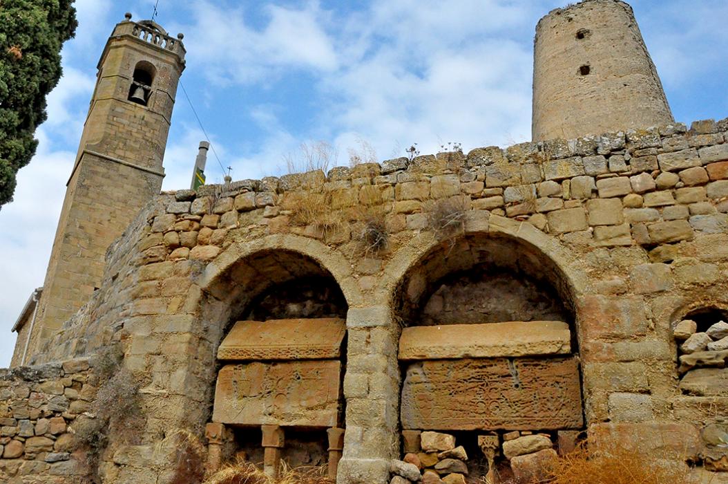Sepulcres de Lloberola a Biosca