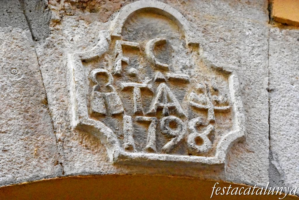 Capellades - Dovella al carrer Amador Romaní