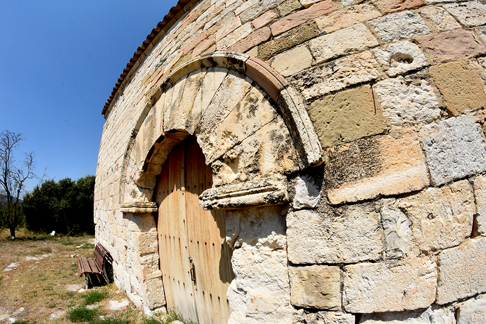 Església romànica de Santa Maria del castell de Miralles ***