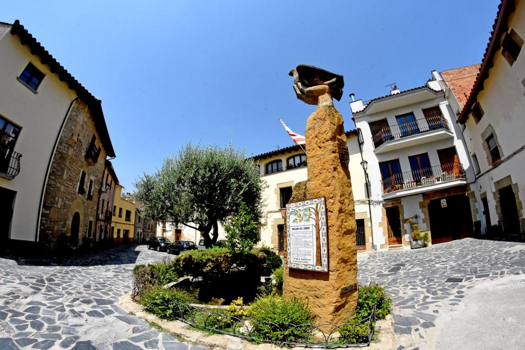 Capella i plaça de Santa Llúcia de Taradell