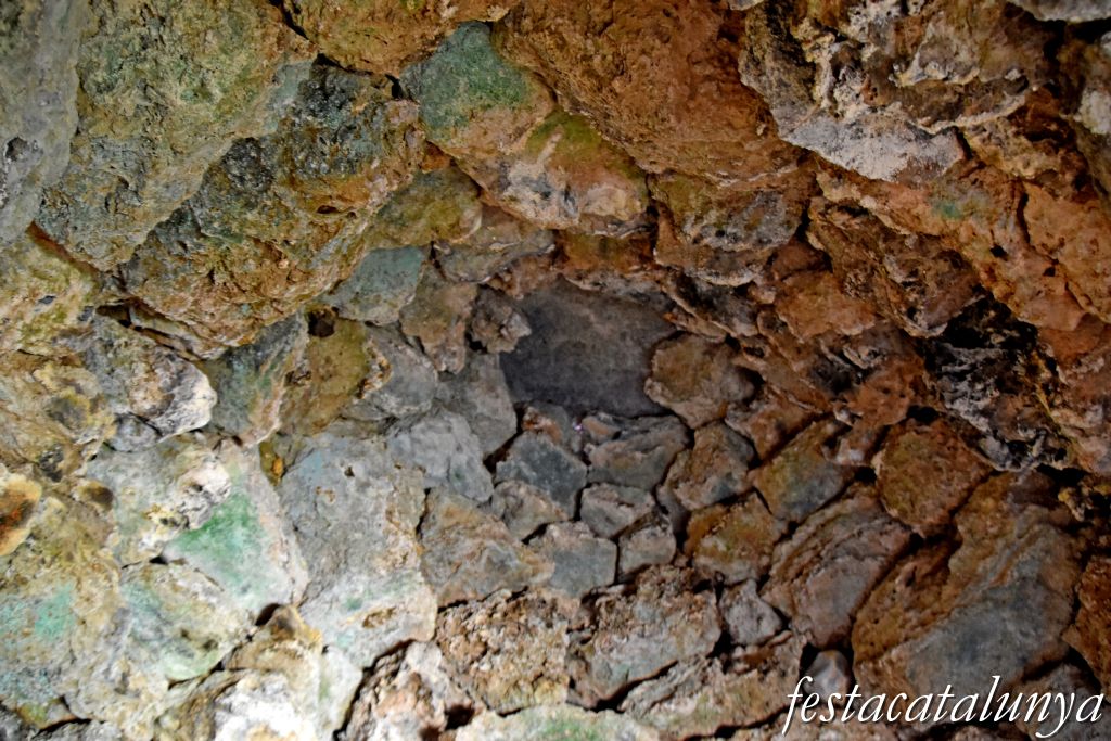 La Torre de Claramunt - Barraques de pedra seca - Barraca  i bassa de cal Cosme 