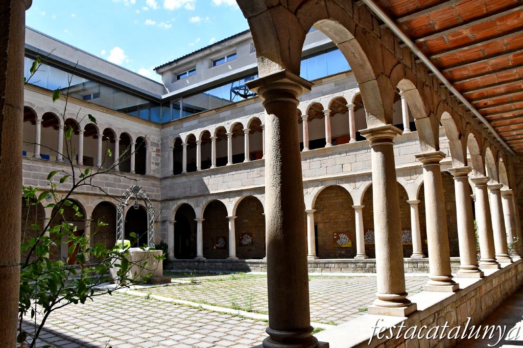 Igualada - Claustre renaixentista de l'antic convent dels Agustins