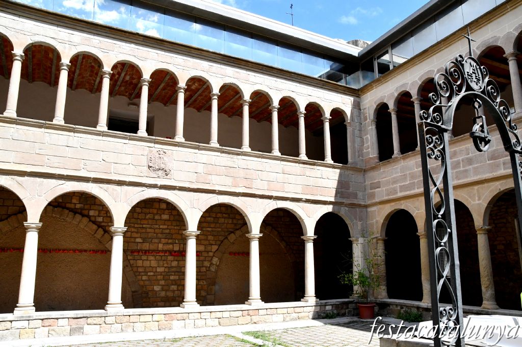Igualada - Claustre renaixentista de l'antic convent dels Agustins