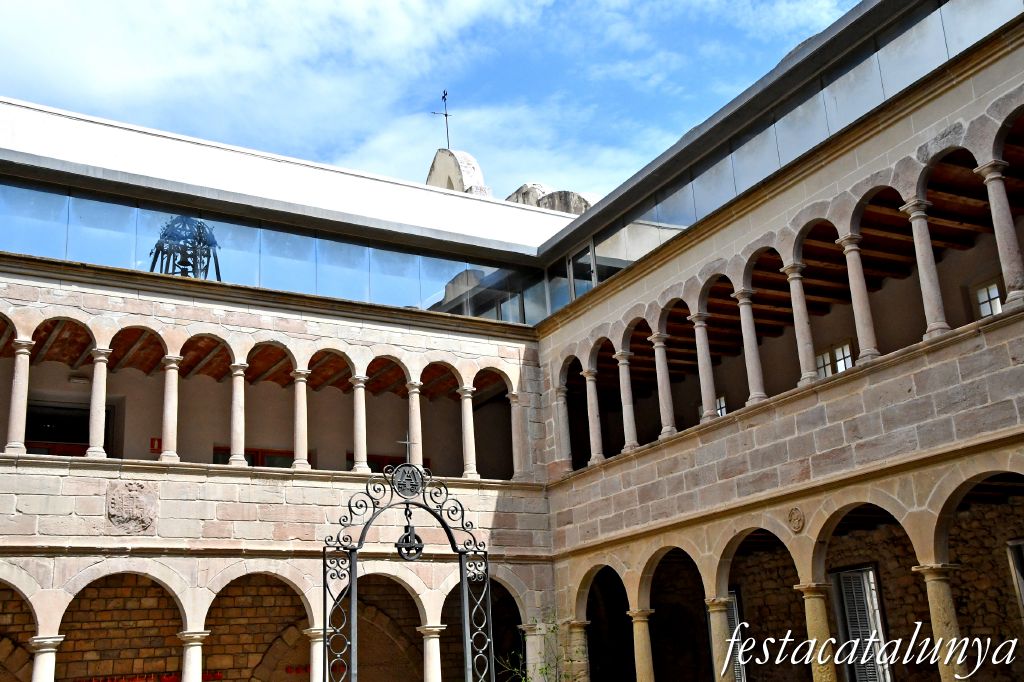 Igualada - Claustre renaixentista de l'antic convent dels Agustins