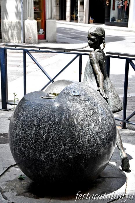 Igualada - Escultures urbanes - Nena de la Font 