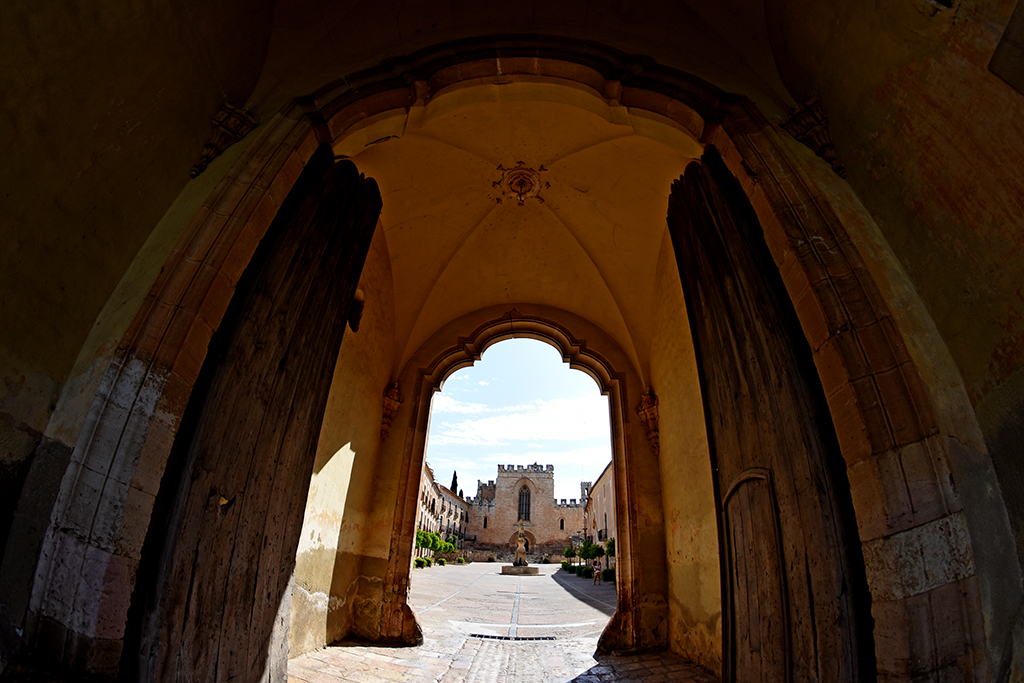 Porta de l'Assumpció i capella de Santa Llúcia del monestir de Santes Creus
