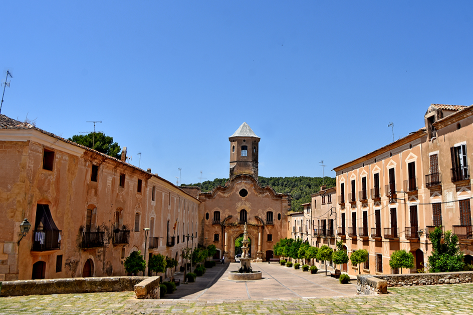 Plaça de Sant Bernat del monestir de Santes Creus