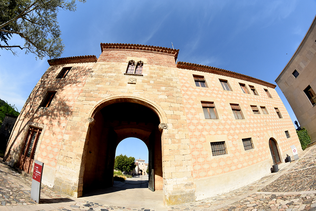 Porta Daurada i Plaça de la Bosseria del monestir de Poblet