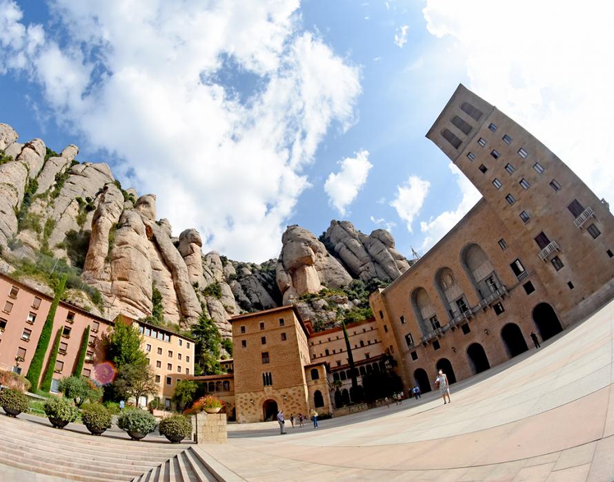 Plaça de Santa Maria del monestir de Montserrat ***