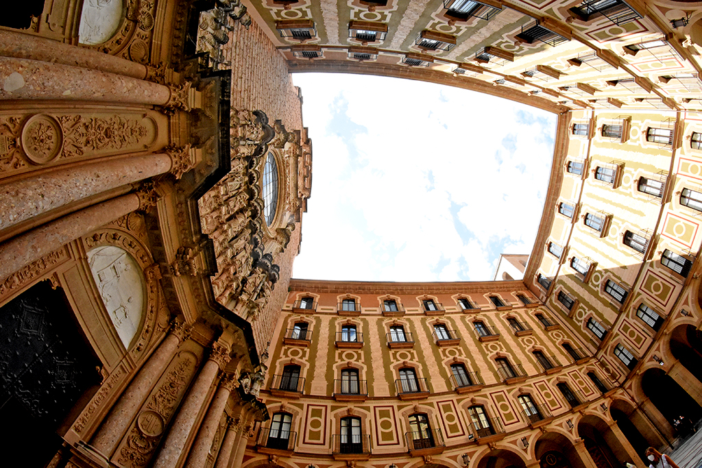 Porxada i atri del monestir de Santa Maria de Montserrat ***