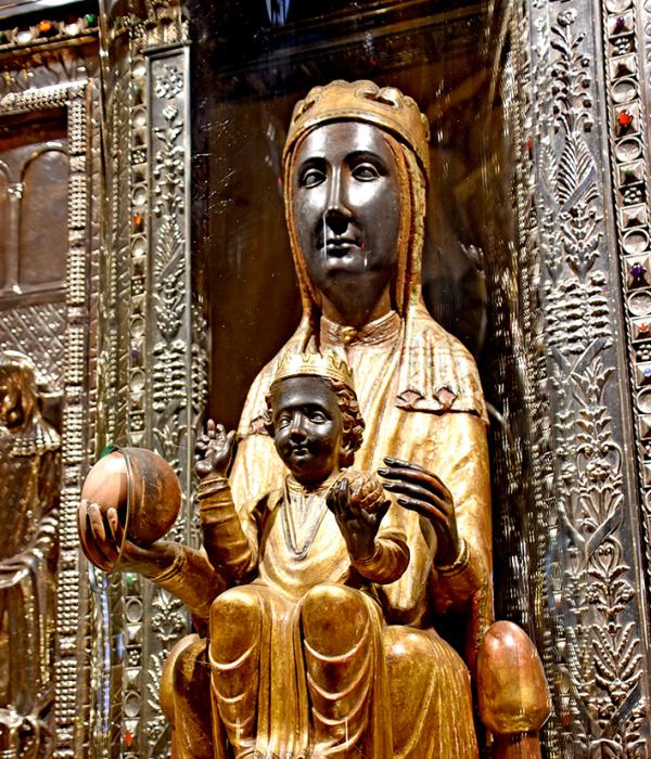 Monestir de Santa Maria de Montserrat. Collbató, porta d'entrada a la visita del Santuari ***