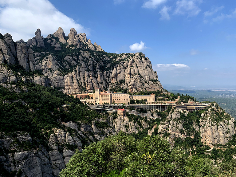 Camí des del funicular de Sant Joan al monestir de Montserrat per Sant Miquel ***