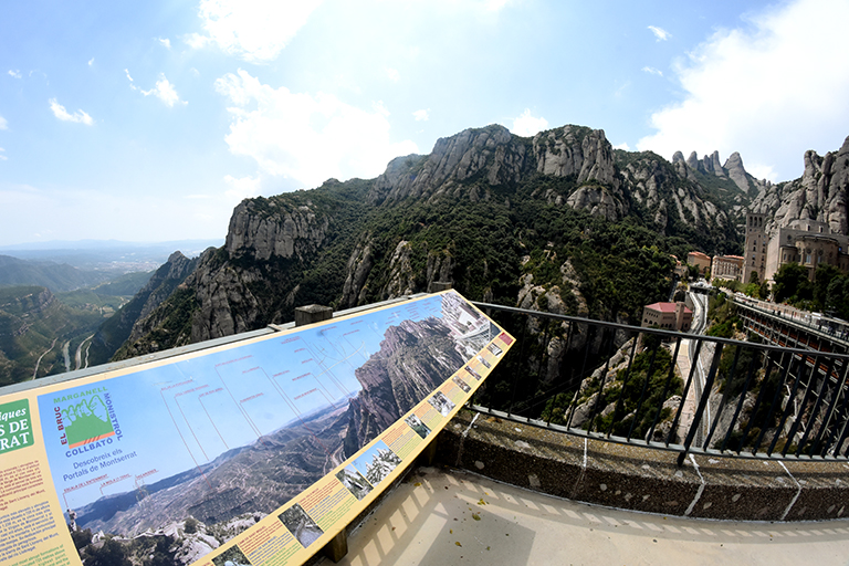 Vistes panoràmiques des del monestir de Santa Maria de Montserrat ***