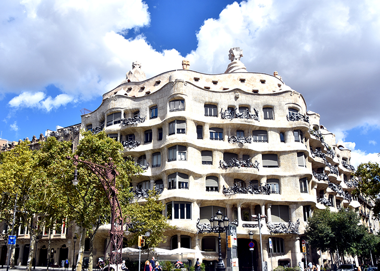 La Pedrera o Casa Milà de Barcelona ***