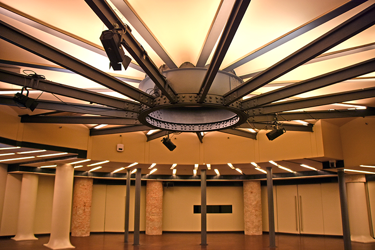 Antigues Cotxeres de la Pedrera o Casa Milà ***