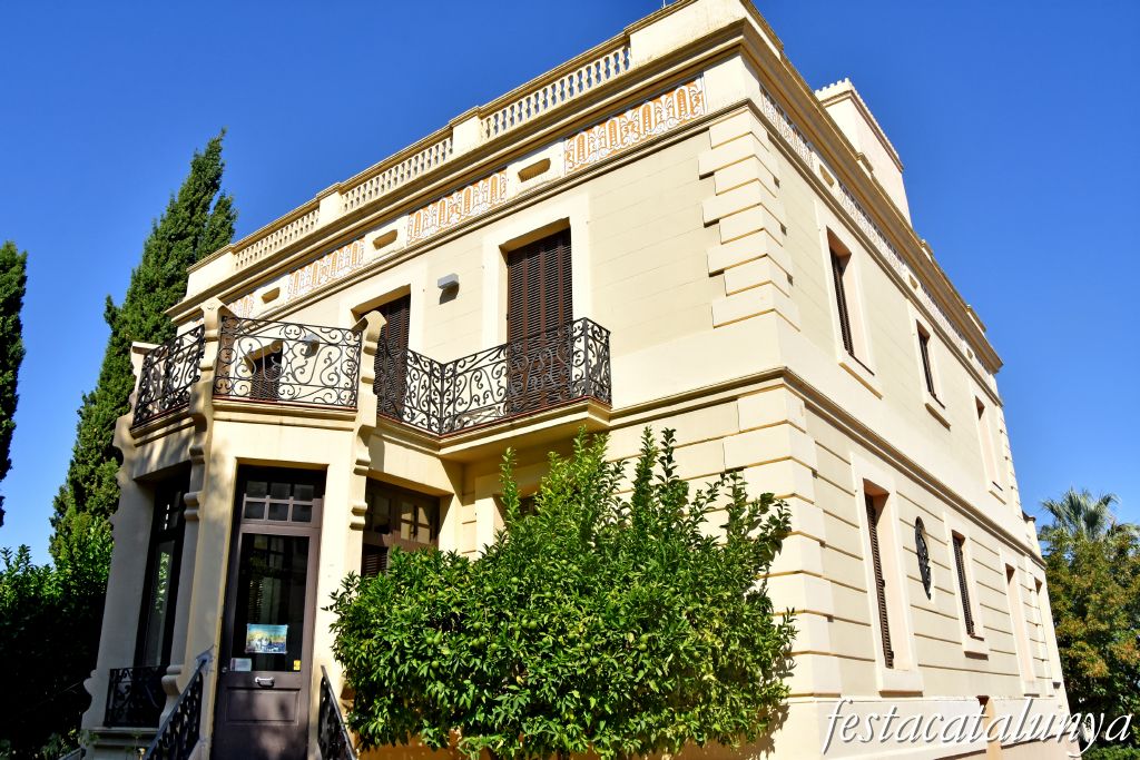 Gelida - Nuci antic (Can Valls o Escoles Velles)