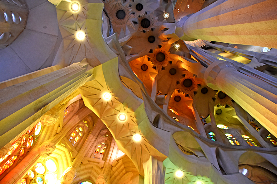 Interior de la Basílica de la Sagrada Família de Barcelona ***