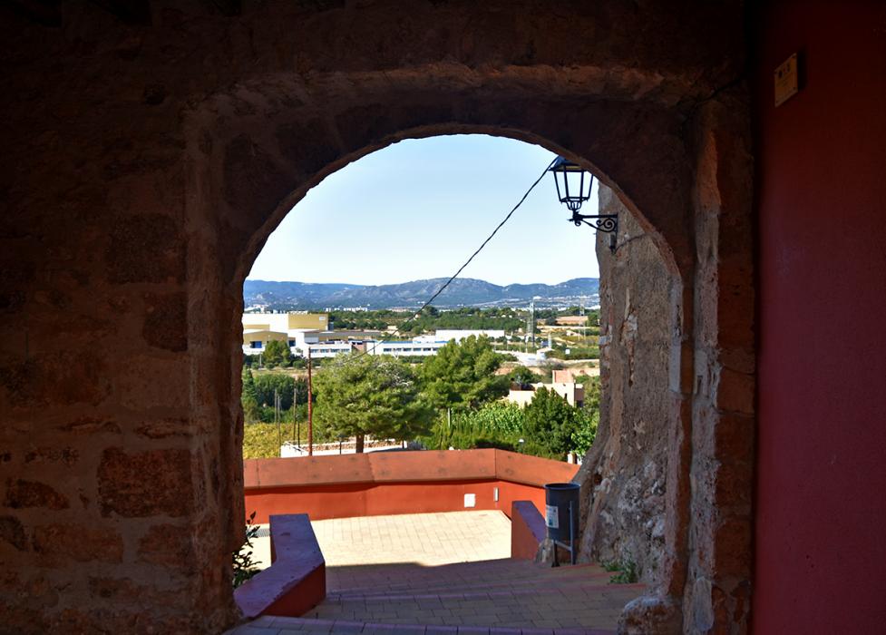 Passejada pel nucli històric, voltes i muralles de Puigpelat ***