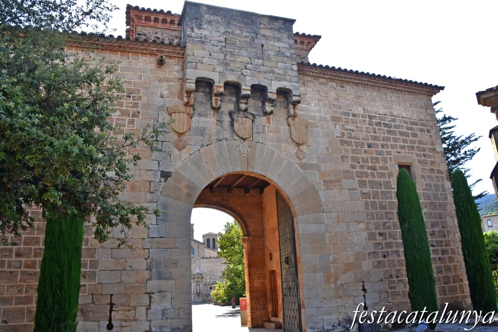 Vimbodí i Poblet - Portada Daurada i Plaça de la Bosseria 