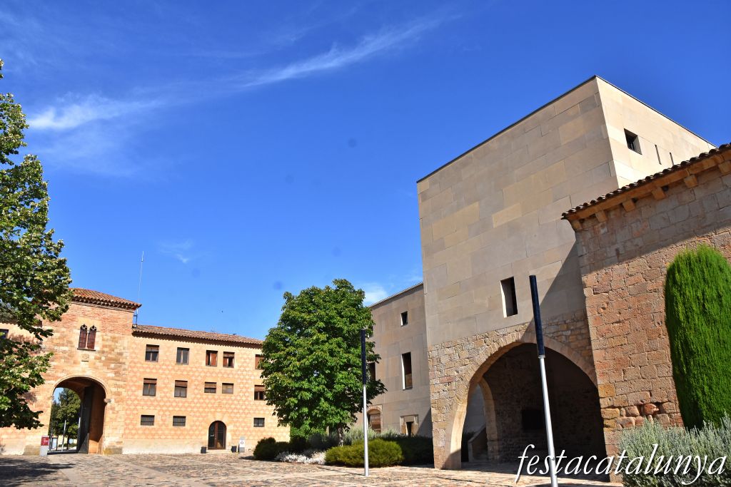 Vimbodí i Poblet - Portada Daurada i Plaça de la Bosseria 