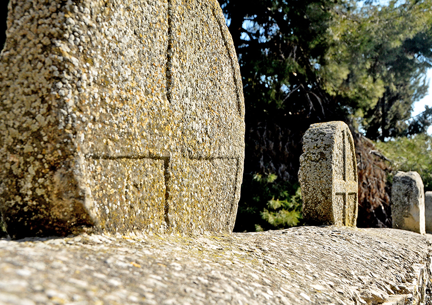 El laberint, accés a l'antic cementiri de Belianes