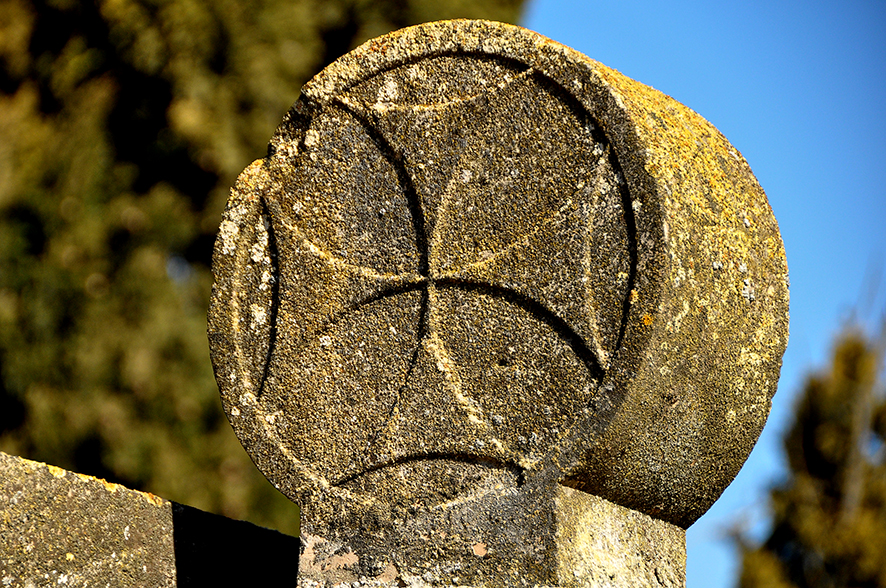 Esteles funeràries a l'actual cementiri de Belianes