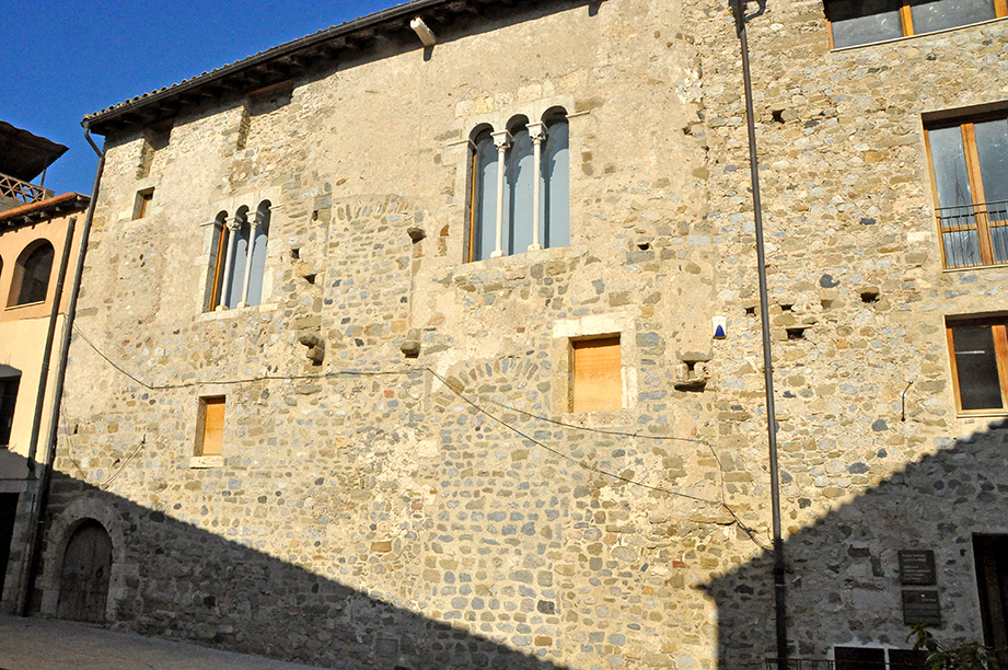 Cúria Reial i forat de la Mezuzà a Besalú