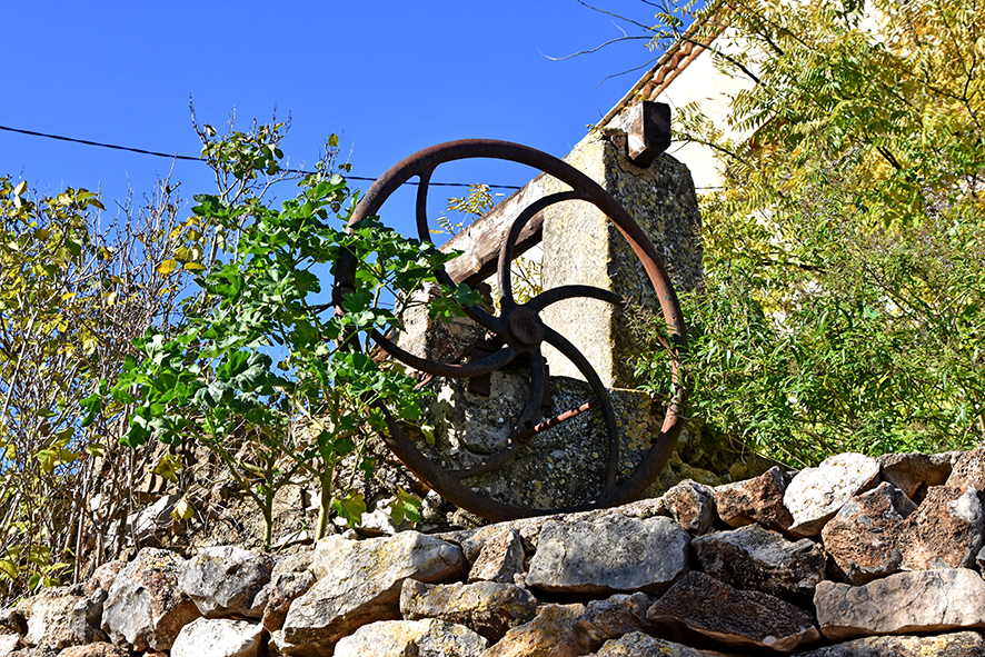Plaça de l'Om de Masarbonès ***