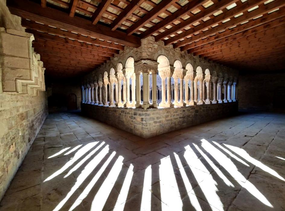 Claustre del monestir de Santa Maria de l'Estany