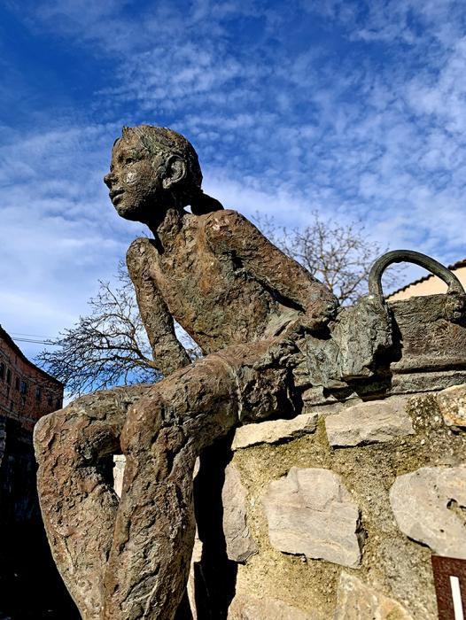 Safareigs i escultura de la nena que renta la roba a Conesa