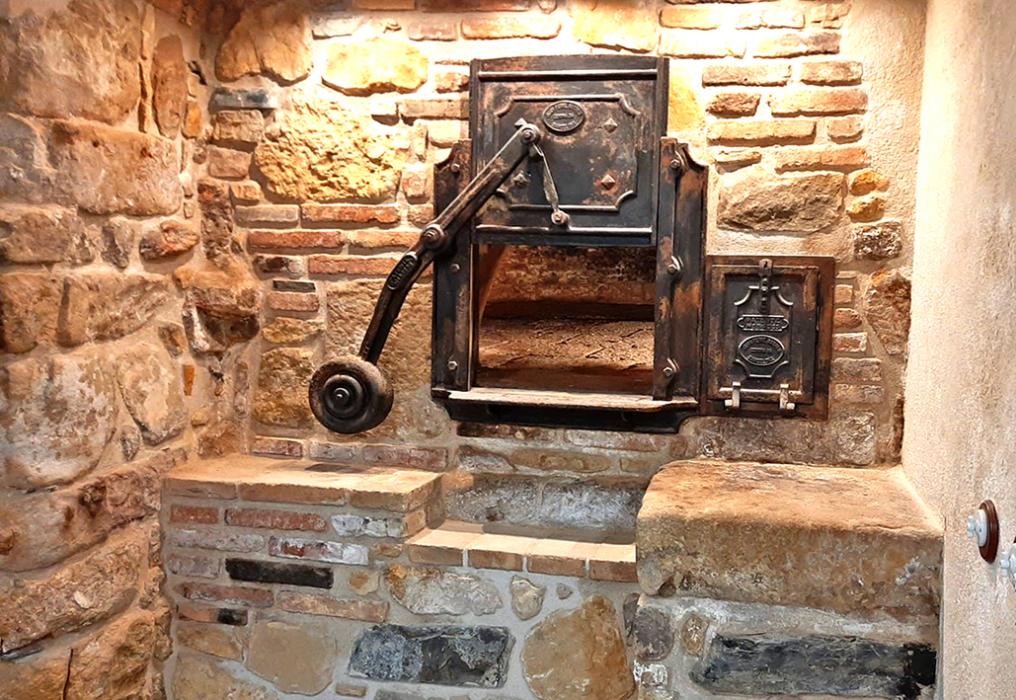 Antic forn de pa a l'Ajuntament de Vilanova de Prades