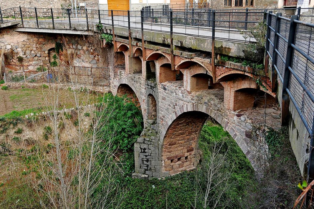 Pont romànic i riera de Caldes de Montbui