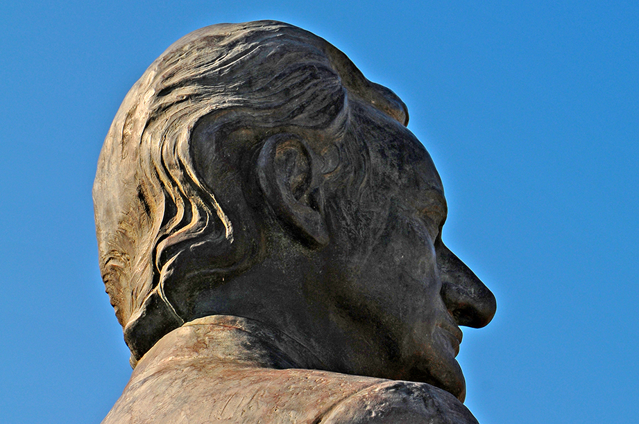 Escultura a Luís del Olmo a Roda de Berà