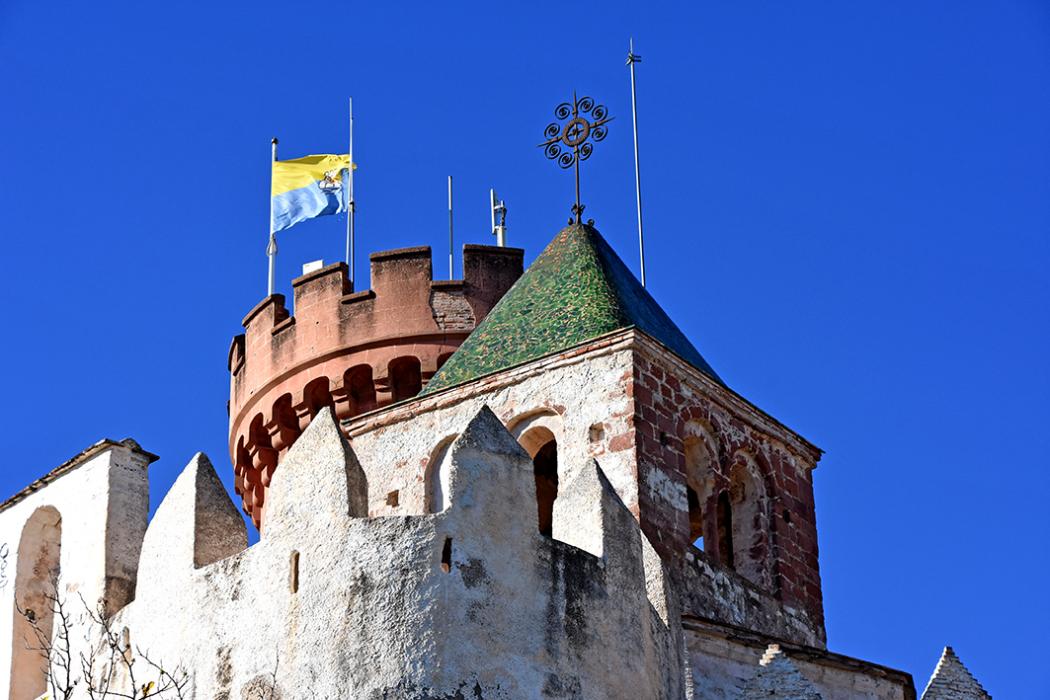Castell i església de Santa Maria de Castelldefels ***