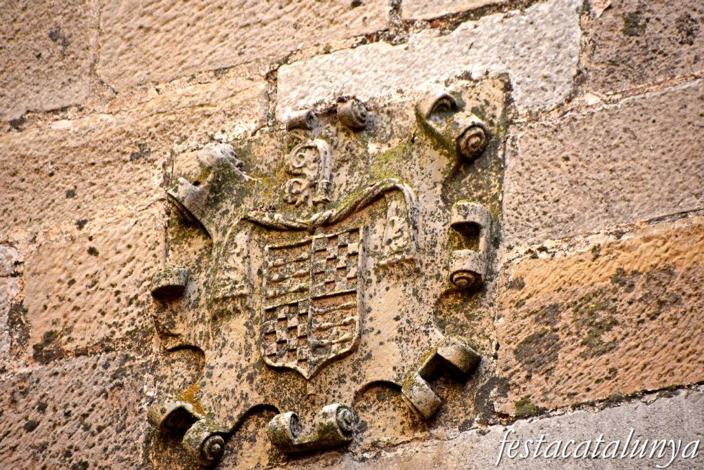 Conesa - Casa Delmera de Santes Creus (Escut de l'abat Jeroni Contijoc)