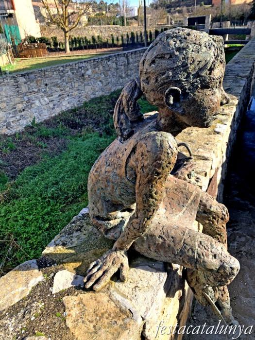 Conesa - Escultura de la nena que renta la roba 