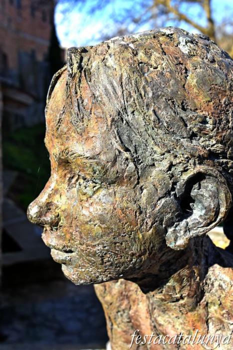 Conesa - Escultura de la nena que renta la roba 