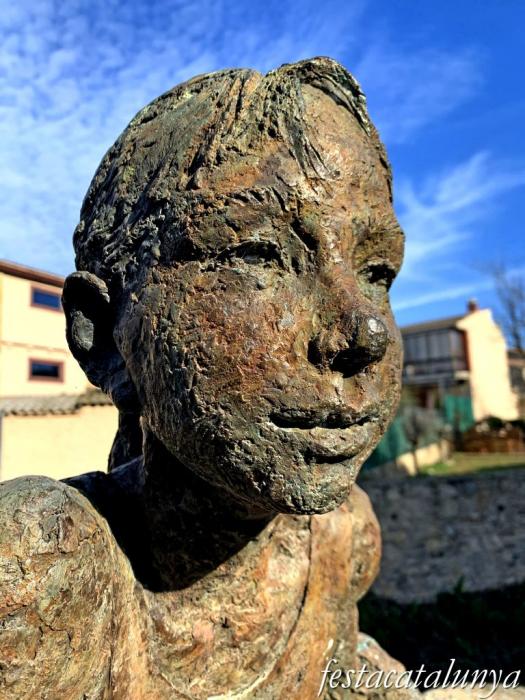 Conesa - Escultura de la nena que renta la roba 