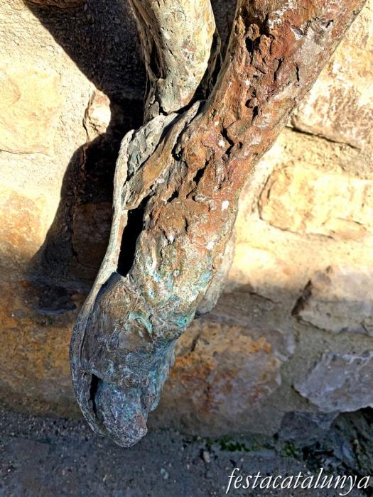 Conesa - Escultura de la nena que renta la roba 