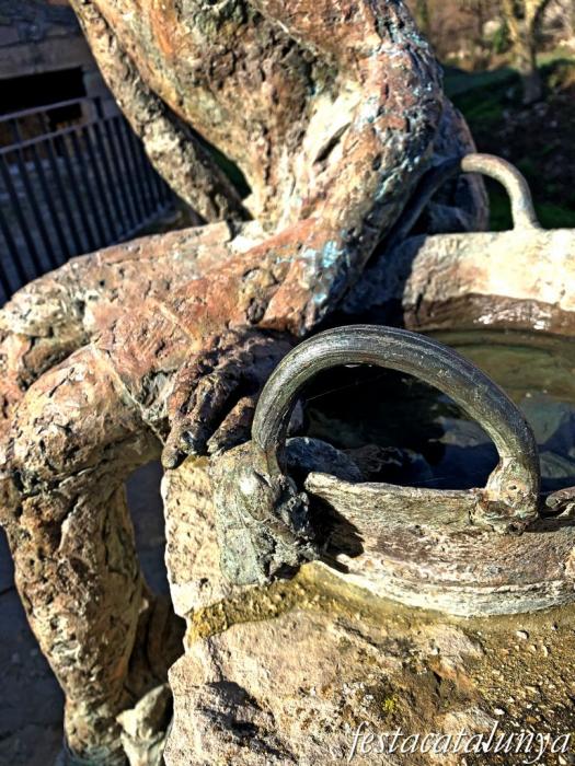 Conesa - Escultura de la nena que renta la roba 