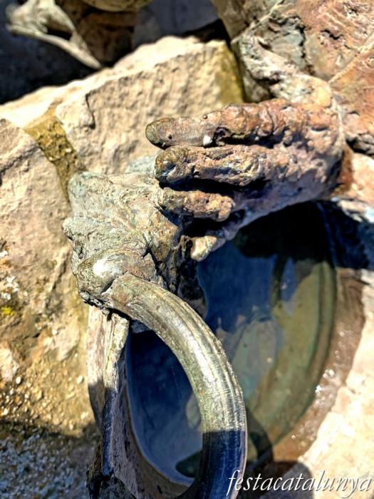 Conesa - Escultura de la nena que renta la roba