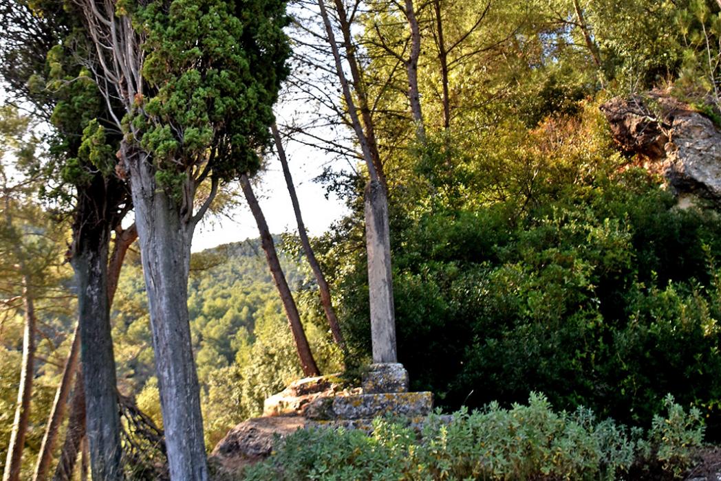 Creu de terme trencada a Cabrera d'Anoia