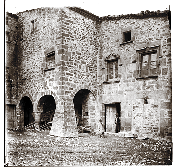 Vallfogona de Riucorb - Cal Tiana a la Plaça Major (Foto: Fons Salvany. Biblioteca de Catalunya. Any 1916)