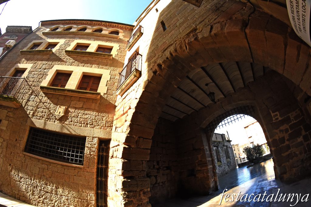 Guissona - Portal de l'Àngel i Muralla